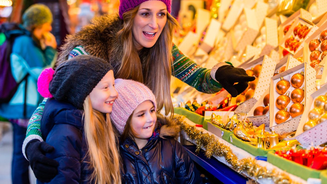 mère et ses filles dans un marché de noel